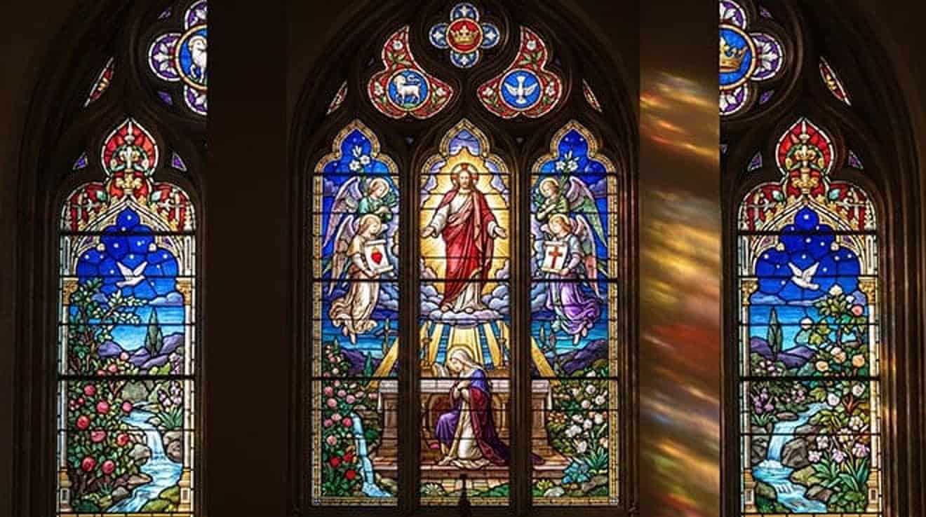 Vitral de Jesus ressuscitado entre anjos, com uma mulher ajoelhada em oração