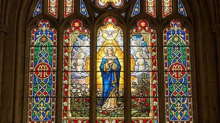 Vitral de Nossa Senhora de manto azul com as mãos postas