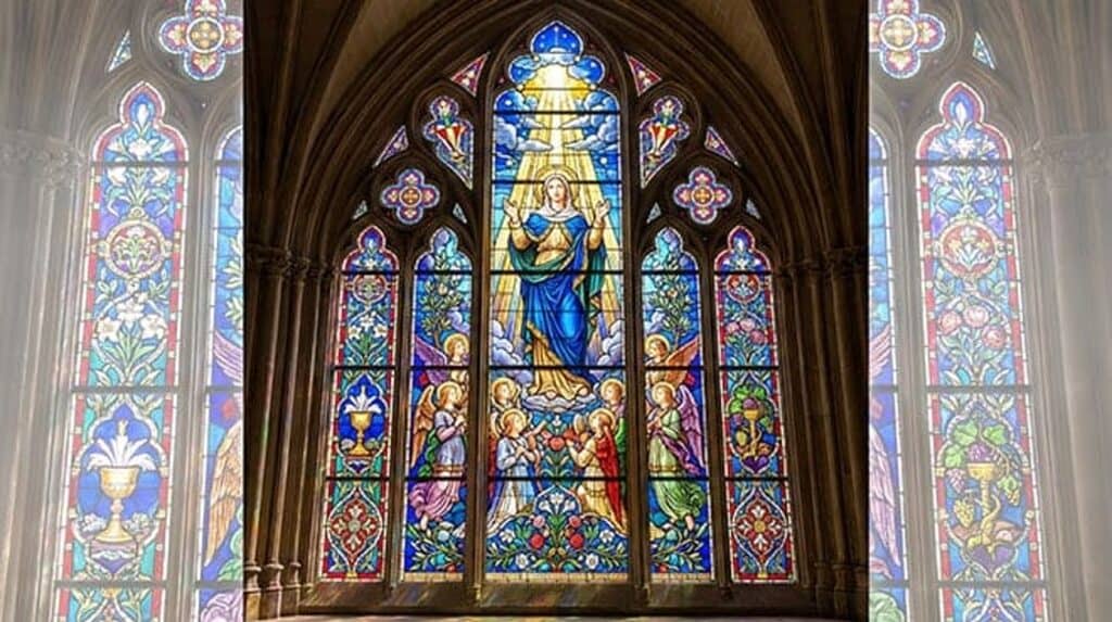Vitral de Nossa Senhora de braços abertos, entre anjos e santos