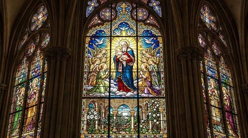 Vitral de Nossa Senhora com o Menino Jesus nos braços, entre anjos