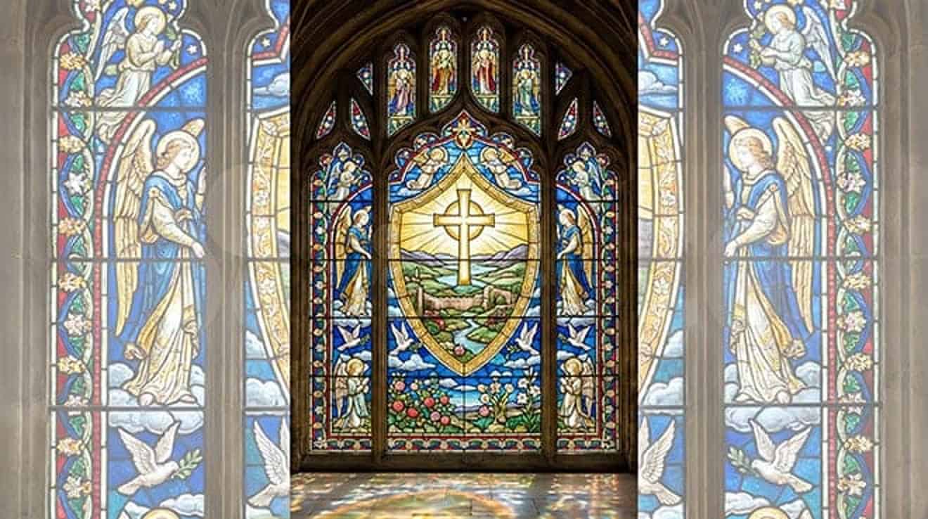 Vitral com um escudo e uma cruz, entre anjos